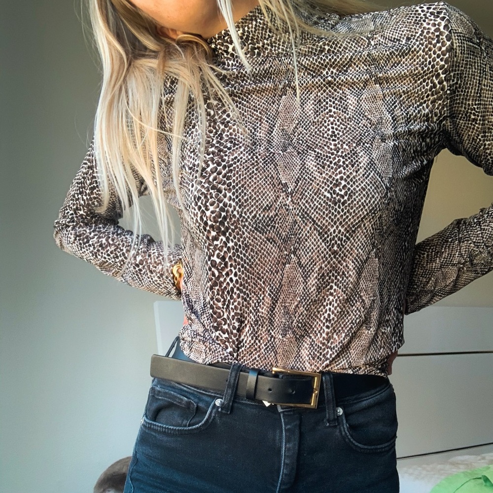 VINTAGE SNAKE PRINT TURTLENECK